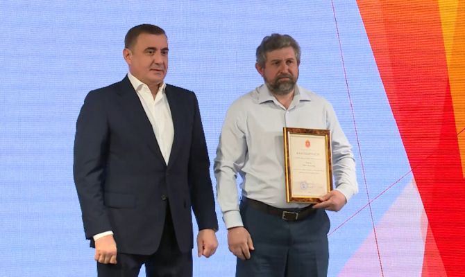 "Сложный, но очень необходимый труд": Алексей Дюмин вручил награды отличившимся работникам ЖКХ