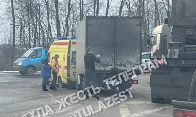 В Туле карета скорой помощи попала в ДТП