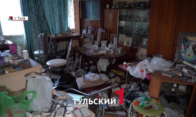 "Плюшкин" из Тулы превратил свою квартиру в свалку и чуть не сжег целый подъезд