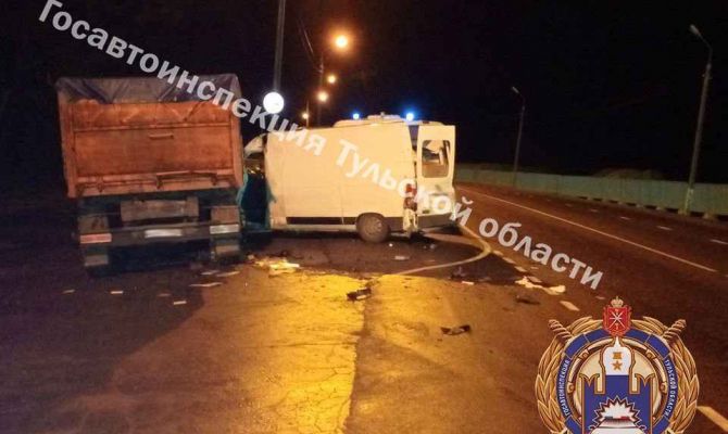 Два туляка пострадали в ДТП с большегрузом