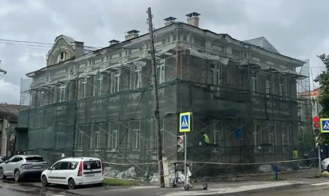 В Туле обновляют фасад исторической усадьбы XIX века на Демидовской улице