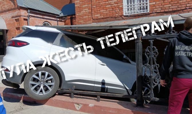 На улице Калинина в Туле внедорожник врезался в храм