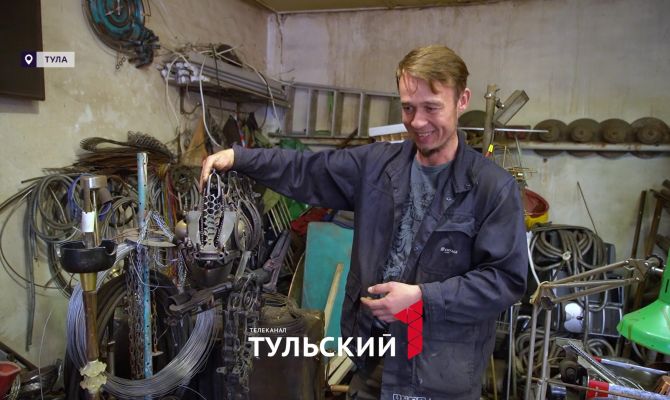 Мастер из Тулы собрал из металлолома гигантскую мурену в стиле стимпанк