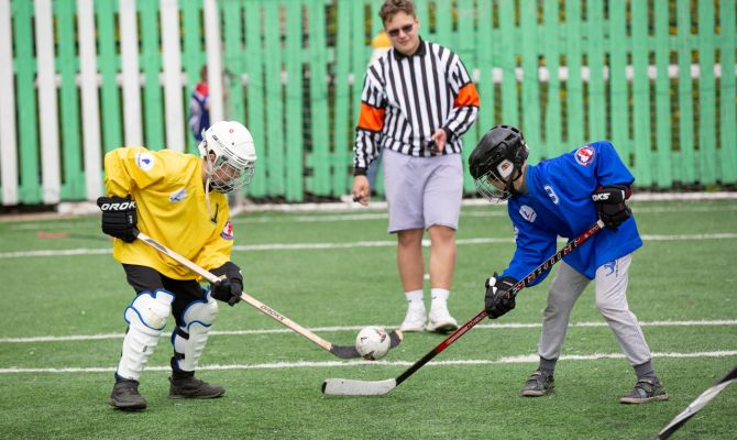 Трус не играет в хоккей: почему тульские школьники вышли с клюшками на траву