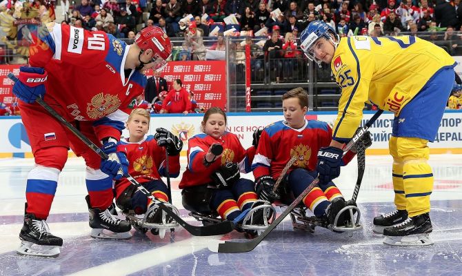 Тульские следж-хоккеисты провели вбрасывание на матче в Москве