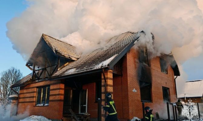 В деревне Хопилово потушили двухэтажный дом