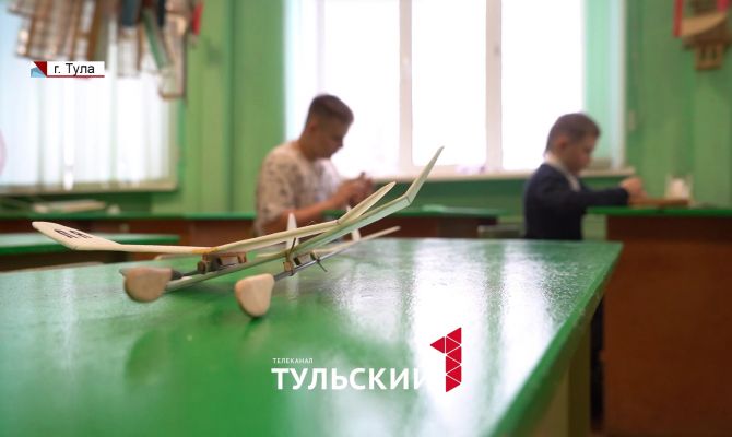 В Узловой школьников бесплатно учат мастерить модели вертолетов и самолетов