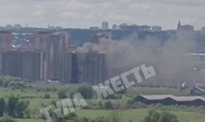 У гипермаркета "Глобус" в Туле загорелась строящаяся многоэтажка