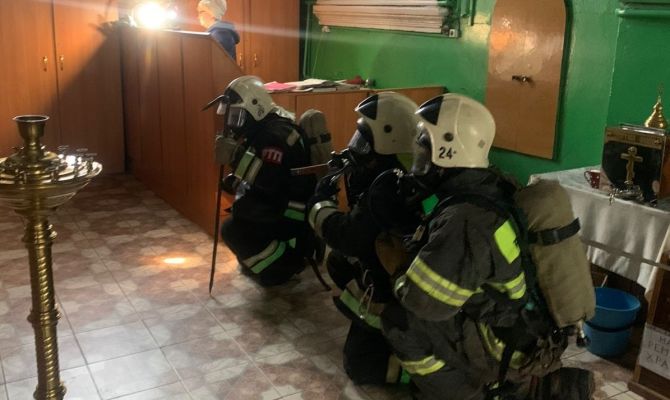 В Плавске спасатели потушили условный пожар в храме