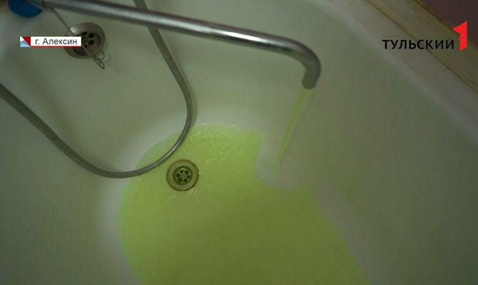 Таинственный художник: почему в пятиэтажках Алексина из кранов полилась маслянистая жидкость салатового цвета