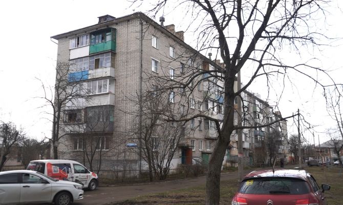 «Постоянно скорую вызываю»: в Туле пенсионерка не может жить в своей квартире из-за плесени