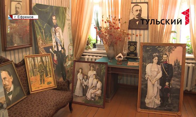 Ефремовский художник Валерий Давыдов передал музею Бунина копии картин и предметы старины