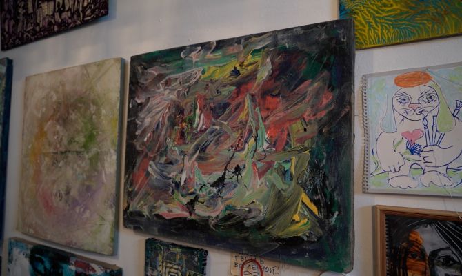 «Не нужно включать логику»: художник из Венева пишет картины-загадки и делает инсталляции-символы