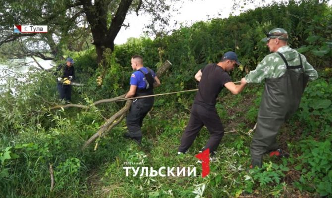 За 9 месяцев до паводка: в Тульской области расчищают реки от мусора