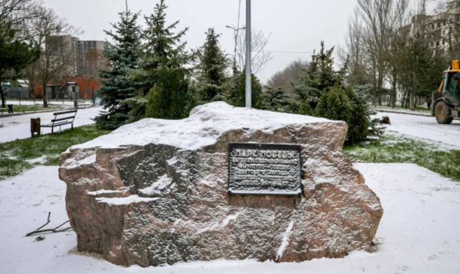 Тульские рабочие реконструируют сквер Победы в Мариуполе