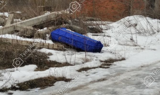 На дороге в Большой Туле обнаружили гроб