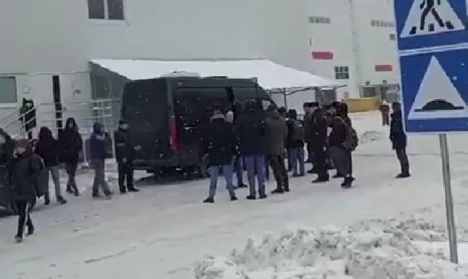 Во время рейда на складе Wildberries в Алексине силовики проверили около 100 человек