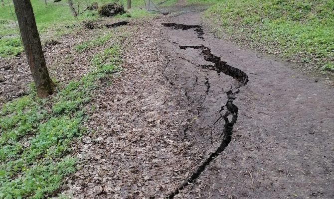 В Богородицке дорожки в парке покрылись трещинами из-за оползня