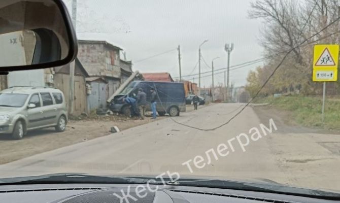 На улице Приупской в Туле фургон врезался в столб: видео