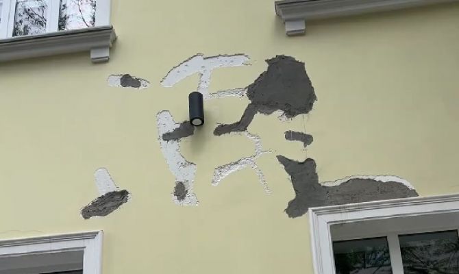 На фасаде Тульского областного центра молодежи появились серые пятна