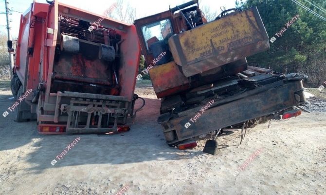 В Туле мусоровоз и автокран угодили в провал на дороге
