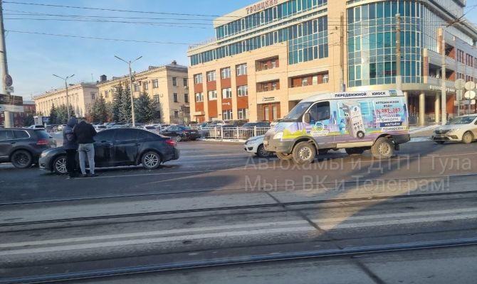 В Туле на улице Советской столкнулись легковушка и «ГАЗель»