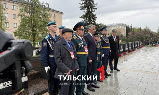 Дмитрий Миляев возложил цветы к Вечному Огню на площади Победы