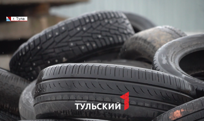 Двор в Туле превратился в стихийную свалку из-за покрышек