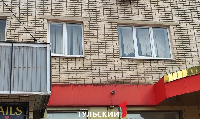 Что рассказали очевидцы о падении 3-летней девочки из окна в Щекине