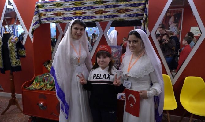 "Национальный колорит": в тульском цирке открылась выставка одежды, ремесел и оружия диаспор