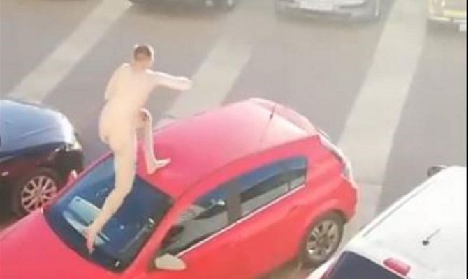 В Туле голый мужчина скакал по крышам машин и кричал, что его хотят убить 