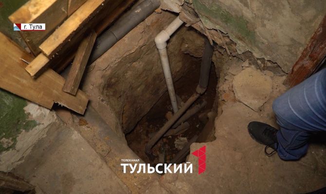 Жители двухэтажки в Туле уже 5 лет живут с огромной ямой в подъезде