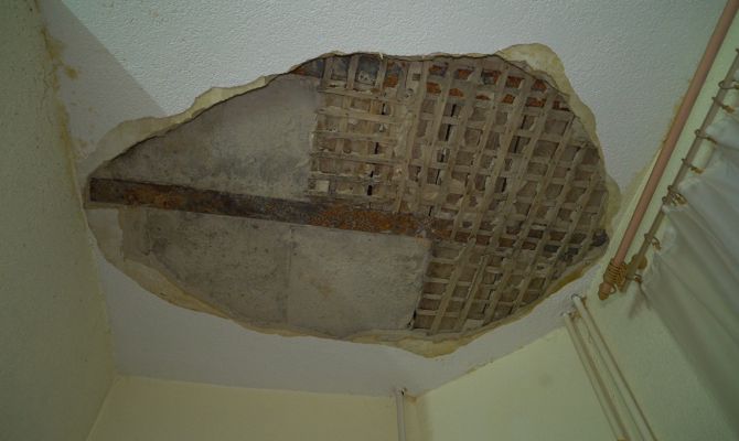 В Туле в доме на улице Первомайской обвалился потолок