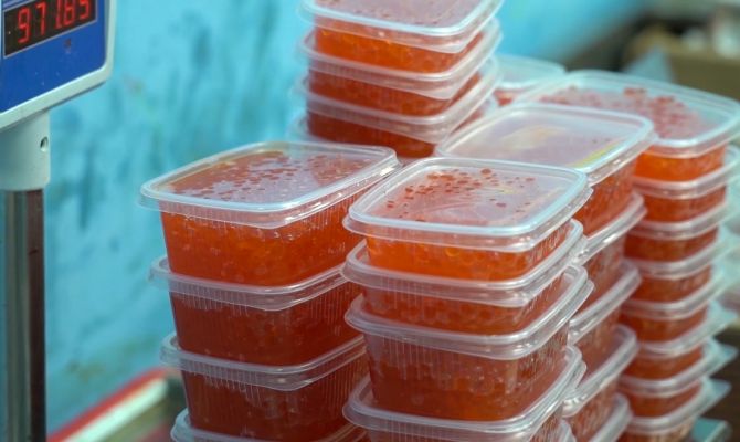 На рынках и в магазинах Тулы найдена красная икра без документов