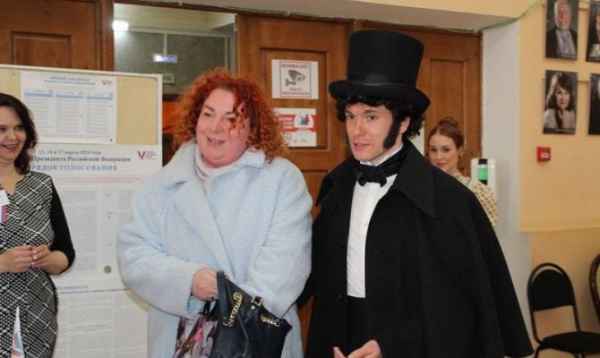 В Новомосковске избирателей на участке встречает Пушкин