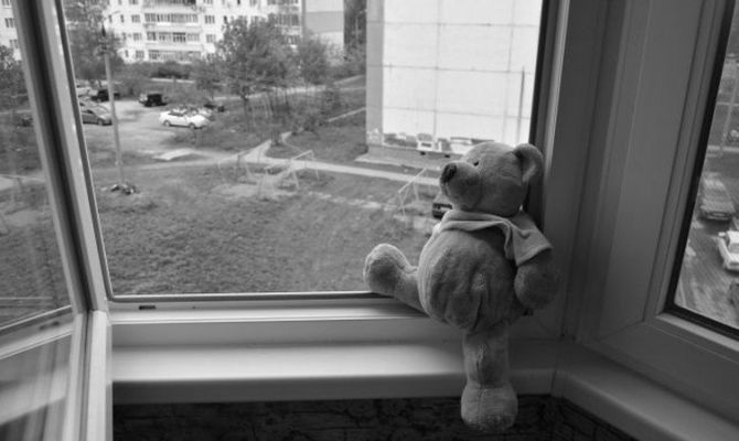 В Тульской области из окна выпали два ребенка