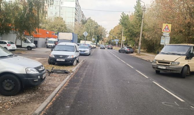 В Туле водитель электросамоката врезался в "Ладу"