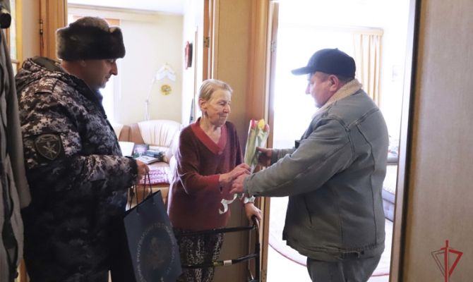 Росгвардейцы в Туле поздравили с 8 марта бывшую узницу концлагеря