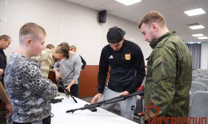 Сотрудники Росгвардии рассказали тулякам о правилах обращения с оружием