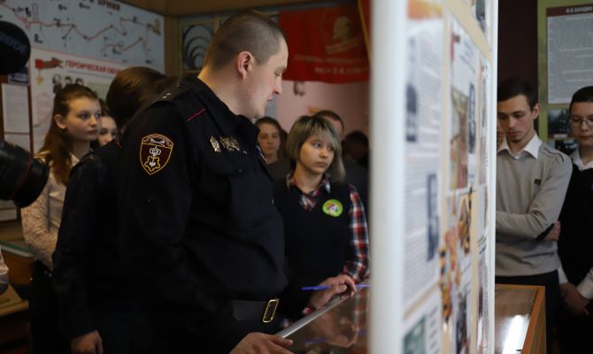 Росгвардеец открыл историческую экспозицию тульской школе