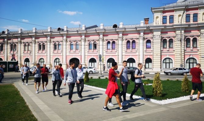 Футболисты московского «Спартака» перед матчем гуляют по историческому центру Тулы