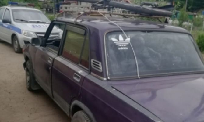 Под Узловой в поезд влетела легковушка 