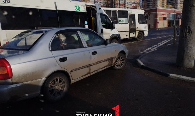 На улице Маргелова в Туле столкнулись маршрутка и иномарка