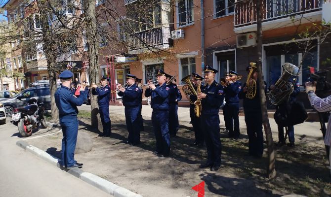 В Туле военнослужащие ВДВ устроили парад прямо под окнами дома ветерана