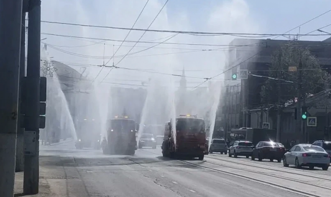 Тульский асфальт охлаждают 14 поливальных машин