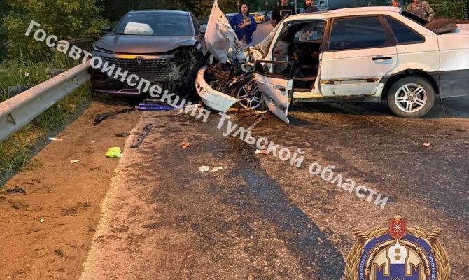 В Алексине «Фольксваген» выехал на встречную полосу и столкнулся с «Чанганом»