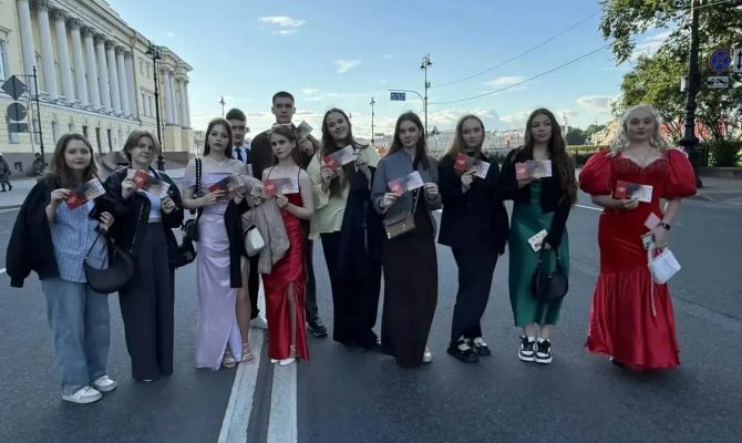 120 тульских выпускников побывали на всероссийских выпускных в Москве и Санкт-Петербурге