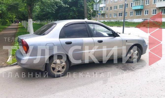 В Туле на парковке облили автомобиль жидкостью для удаления краски