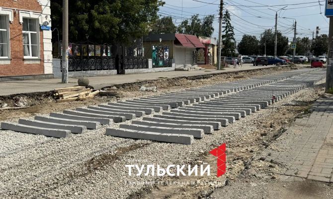 На улице Коминтерна в Туле начали укладывать новые трамвайные шпалы 