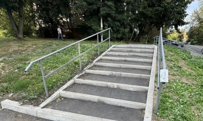На улице Галкина в Туле установили поручни вдоль лестницы